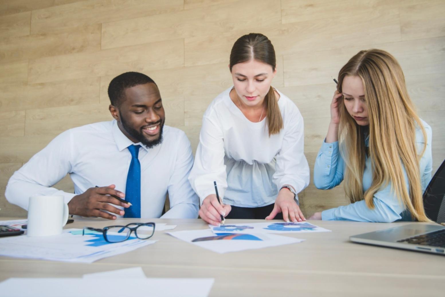 Environnement de travail avec analyses financières et tableaux de bord